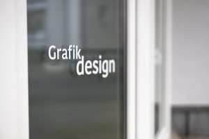 HNMC Grafikdesign Fensterbeschriftung